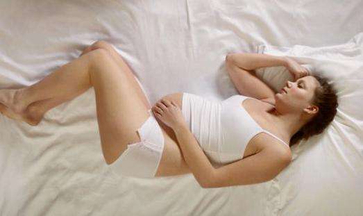 孕妇怎么睡才好？怀孕早中晚三个阶段最佳睡姿
