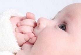 宝宝黑白颠倒了怎么办？宝宝能自己调整过来吗