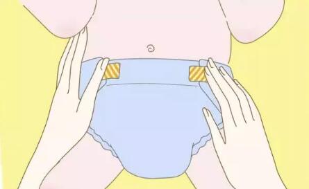 如何给宝宝穿纸尿裤？纸尿裤穿法图解-2