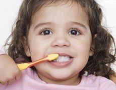 宝宝什么时候开始刷牙？如何给宝宝刷牙？