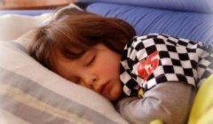 宝宝夜间睡觉易醒的原因是什么？可能是家长护