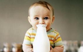 3岁的宝宝半夜要喝奶正常吗？应该怎么办